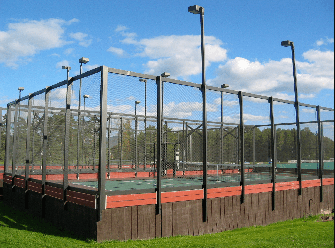 Paddle tennis court